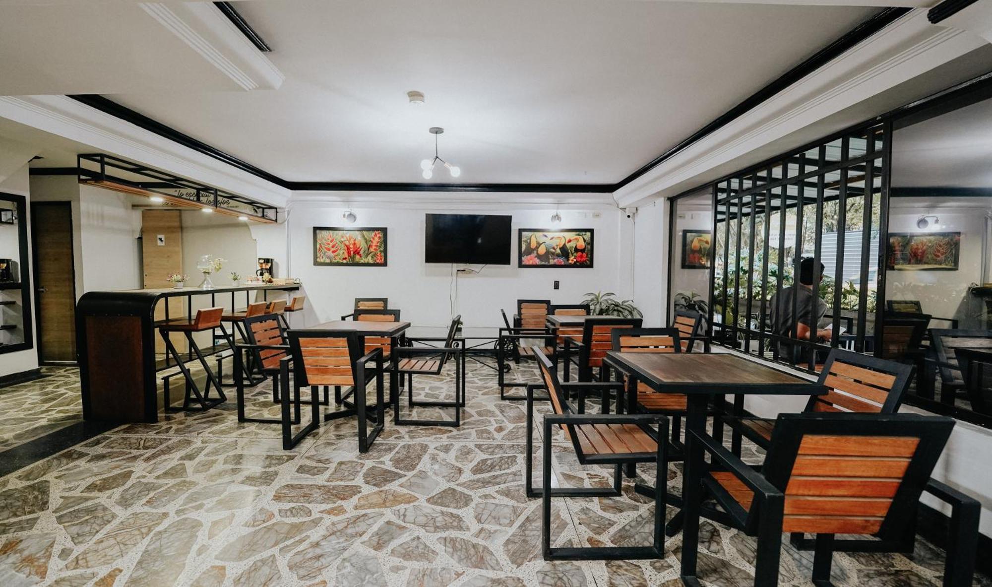 Hotel Balcones Del Estadio Medellin Bagian luar foto